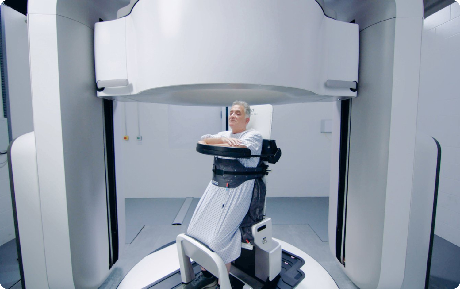 Upright patient positioning for pelvic radiotherapy treatments