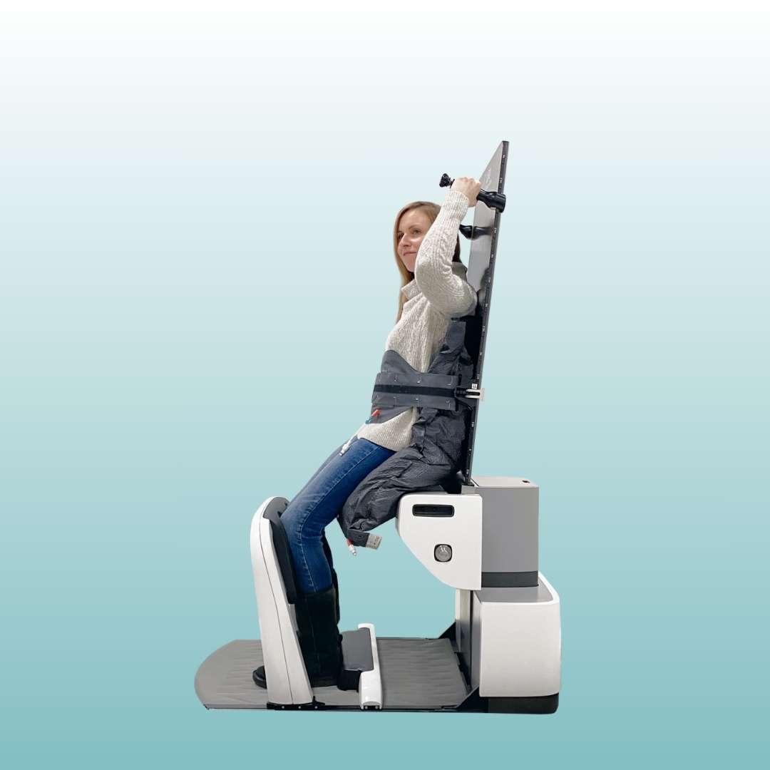 Upright patient positioning for pelvic radiotherapy treatments